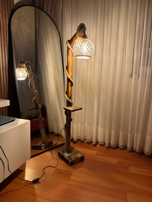 Behli Store Rustik Doğal Ahşap Lambader 140 cm Açma Kapama Anahtarlı Pürmüz Yakma Gövdeli Halat Detaylı Hasır Başlıklı Dekoratif Bohem Vintage Salon Yatak Odası Oturma Odası Iç Mekan Yer Lambası Abajur
