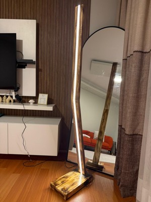 Behli Store Doğal Ahşap LED Lambader 170 cm Gün Işığı Kumandalı Dimmerli Parlaklık Ayarlı Noktasız Homojen Işık Veren Pürmüz Yakma Eğri Ahşap Gövdeli 20X40 cm Ayaklı Modern Dekoratif Salon Iç Mekan Yer Lambası