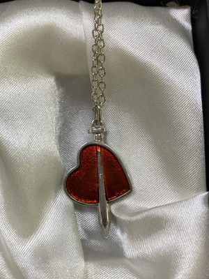 Dükkan Design Stabbed Heart Mineli Kırmızı Kılıç Kolye