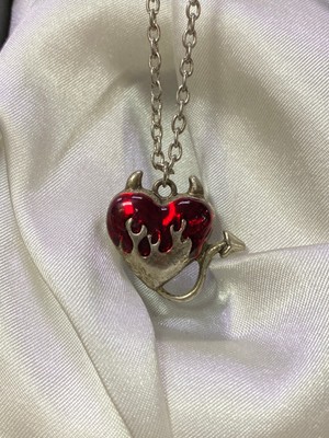 Dükkan Design Inside Flames Devil Heart Mineli Şeytan Boynuzlu Kolye
