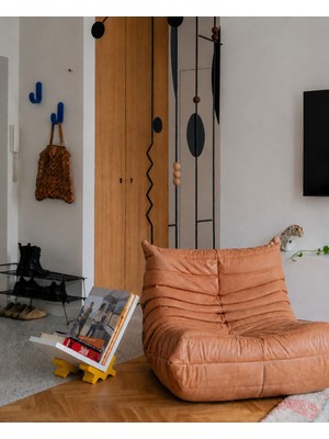 Basart Modern V Tipi Kitaplık Standı – Dekoratif Kitap ve Dergi Sergileme Ünitesi | Minimal Tasarım Yer Tipi Kitap Tutucu