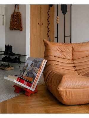 Basart Modern V Tipi Kitaplık Standı – Dekoratif Kitap ve Dergi Sergileme Ünitesi | Minimal Tasarım Yer Tipi Kitap Tutucu