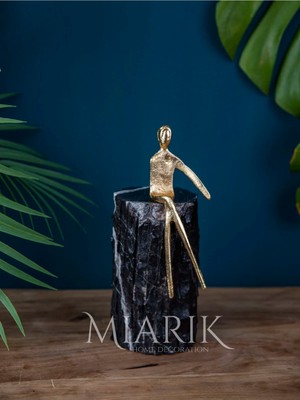 Miarik Design Mermer Üzerinde Oturan Altın Adam Siyah 10X10X16 cm
