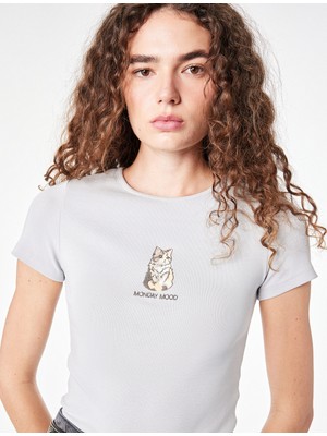 Koton Pamuklu Slim Fit Bisiklet Yaka Kısa Kollu Kedi Nakışlı Tişört