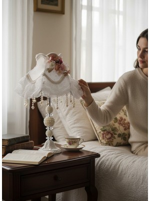 dekovien Beyaz Çiçek Dekorlu Kadife Başlık Inci Ayaklı Klasik Vintage Abajur