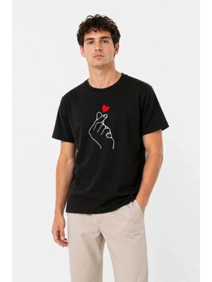 MiraLive Erkek Kore Parmak Kalp Aşk Temalı Minimal Baskılı Tişört Yazlık Kısa Kol T-Shirt - Siyah