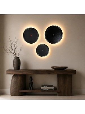 Noldecoration African Siyah Mat Elektrostatik Boyalı Dövülmüş Metal, Arkadan Şarjlı LED Aydınlatmalı, Ortaları Yarı Değerli Taş Detaylı, Kenarı Beyaz Elişi Örgülü 3'lü Duvar Tabağı Seti