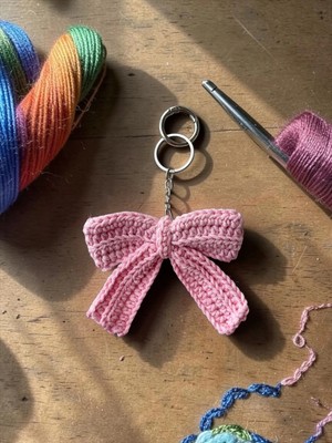 Kumru Studio El Örgüsü Fiyonk Anahtarlık – Pembe Kurdele Çanta Charmı