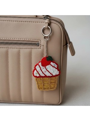 Kumru Studio Cupcake Charmı – El Işlemeli Boncuk Detaylı Charm