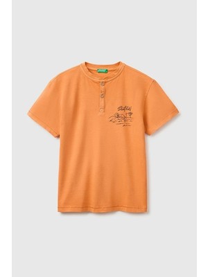 United Colors Of Benetton Erkek Çocuk Turuncu Baskı Detaylı Düğmeli Yuvarlak Yaka T-Shirt 6-14 Yaş