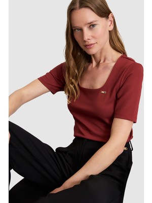 U.S. Polo Assn. Kadın Vişne Kare Yaka Basic Tişört 50323524-VR223