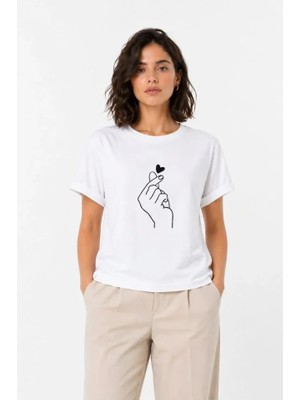 Kore Parmak Kalp Aşk Temalı Minimal Baskılı Tişört Yazlık Kısa Kol T-Shirt  - Beyaz