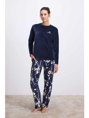 Fantastik Store Arias Closet Uzun Kollu Kadife T-Shirt ve Çiçek Desenli Pantolon Pijama Takımı