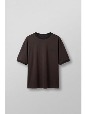 Abluka Online Erkek Nakış Detaylı Kontrast Bisiklet Yaka Boxy Fit T-Shirt Koyu Kahve