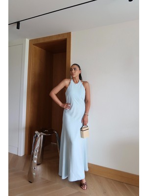 Özge Özgenç Boyundan Geçmeli Sırt Dekolteli Maxi Elbise