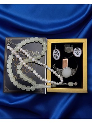 Seyhan Soylu Shop - Luxury Seri Kitap Kutulu Kadın Takı Seti ve Tesbih Kombin - Kolye Küpe Yüzük Bileklik Ekstra Boncuk Bileklik 6 Parça Hediyelik - Doğum Günü Yıl Dönümü Sevgililer Günü
