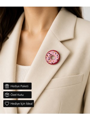 Herşey Nota Pembe Donut Tasarımlı El Yapımı Kadın Broşu – Sevimli Tatlı Temalı Moda