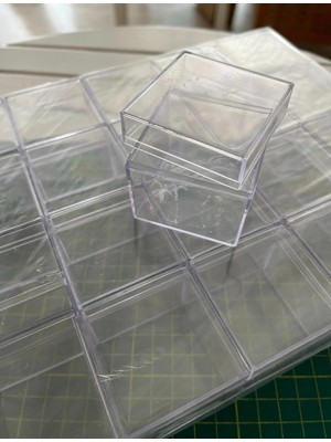 Helvacıoğlu Çikolata Stokları Eritiyoruz, 5 x 5 cm Akrilik Mika Kutu, 30 Adet