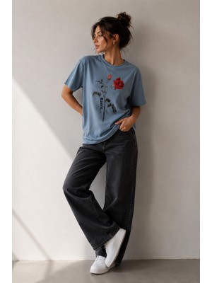 Enb1r Moda Karanlıkta Açan Gül – Oversize Unisex Premium Laciverrt Baskılı Tişört