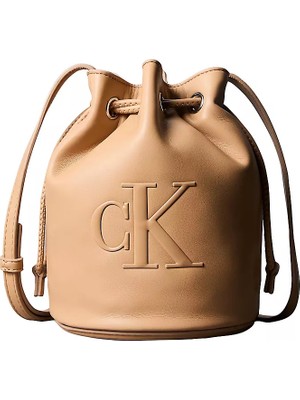 Kadın Deri Büzgülü Kapama Ön Kısımda Calvin Klein Parlak Imzalı Monogram Kahverengi Omuz Çantası LV04F3640G-RAJ