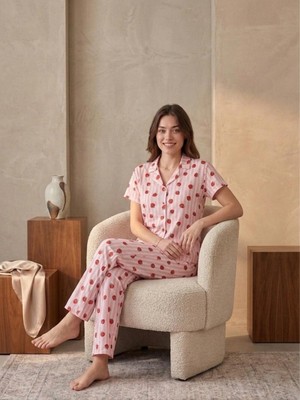 Sleeproom Viskon Düğmeli Çilek Desen Pembe Şerit Kısa Kol Pijama Takım