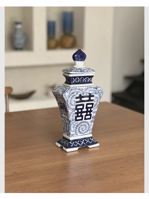 Marys Concept Mavi Beyaz Kapaklı Porselen Küp Vazo 35.5 cm Dekoratif Obje
