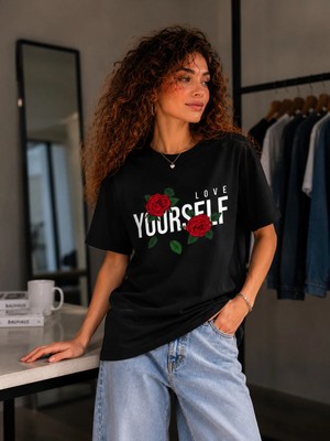 Enb1r Moda Love Yourself Yazılı Kırmızı Gül Detay Baskılı Kadın Siyah Basic T-Shirt
