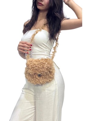 Helybag El Yapımı Softy Ip Omuz Çantası – Altın Zincir Detaylı Bej Peluş Tasarım