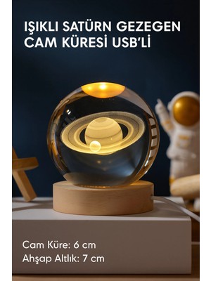 Yenilig Işıklı Satürn Gezegen Cam Küresi Usb’li – Ahşap Altlıklı Dekoratif Gece Lambası / Masaüstü Aksesuarı Çok Renkli