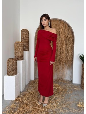 Caddebostan Moda Straplez Yaka Uzun Kollu Büzgü Detaylı Esnek Midi Boy Elbise