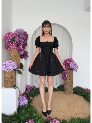 Caddebostan Moda Fiyonk Detaylı Kare Yaka Kısa Kollu Mini Elbise