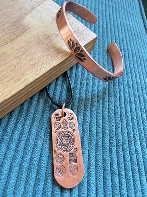 Aida Jewelss El Işi Saf Bakır Bileklik ve Ayetel Kürsi Kazılı Bakır Kolye Kombini