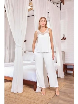 Dantelli ve Dekolteli Saten Pijama Takımı