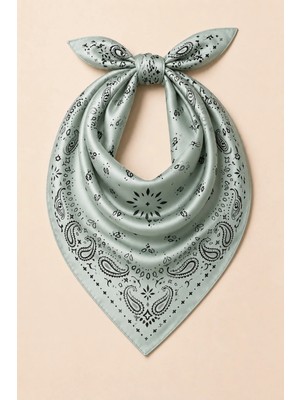 OUS Kadın Buz Mavisi Siyah Bandana Desenli 70X70 cm Saten Fular, Ipeksi Dokulu Kare Boyun Saç ve Çanta Aksesuarı