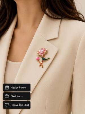 Herşey Nota Pembe Lotus ve Inci Detaylı Kuş Figürlü Kadın Broşu Şık Hediye Aksesuarı
