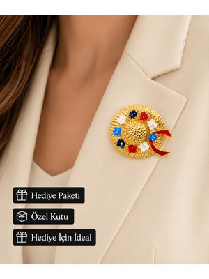 Herşey Nota Renkli Çiçek Detaylı Altın Ton Hasır Şapka Kadın Broşu Zarif Hediye Aksesuarı