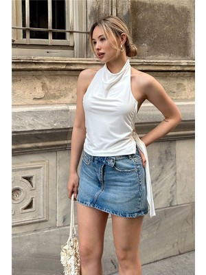 Swist Beyaz Tokalı Sırt Dekolteli Degaje Yaka Kadın Sandy Crop Bluz