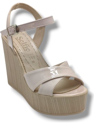 Selfie 4285-26 Rugan Çapraz Bant Yüksek Dolgu Taban Fashion Kadın SANDALET(11CM)