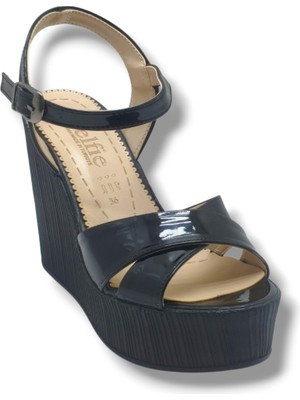 Selfie 4285-26 Rugan Çapraz Bant Yüksek Dolgu Taban Fashion Kadın SANDALET(11CM)