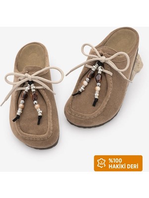 Marjin Kadın Hakiki Deri Eva Taban Önü Kapalı Bağcık Detaylı Boncuklu Sabo Günlük Terlik Nosela Camel Süet
