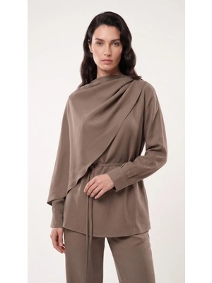 Nilge Asimetrik Drape Detaylı Sütlü Kahve Bluz ve Pantolon Takım
