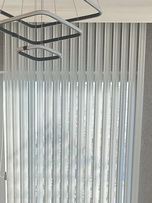 Özel Jaluzi Beyaz Pvc Dikey Perde  Döndürülebilen Tam Açık Ya Da Tam Kapalı  Pvc Dikey