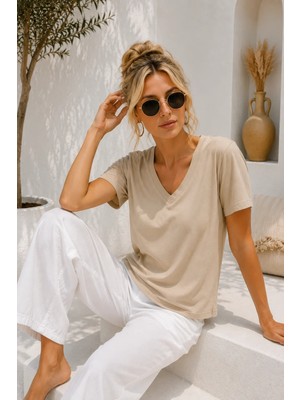 Rich Kadın Açık Bej Yumuşak Dokulu Interlock V Yaka Basic T-Shirt