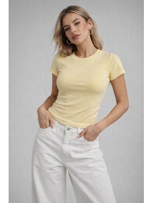 Rich Kadın Sarı Esnek Kumaşlı Vücuda Oturan Slim Fit Kısa Kollu Crop T-Shirt