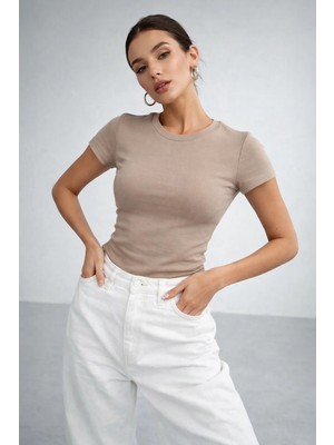 Rich Kadın Açık Kahve Esnek Kumaşlı Vücuda Oturan Slim Fit Kısa Kollu Crop T-Shirt
