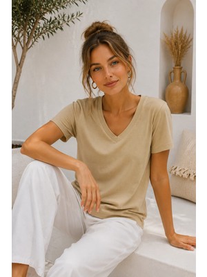Rich Kadın Bej Yumuşak Dokulu Interlock V Yaka Basic T-Shirt