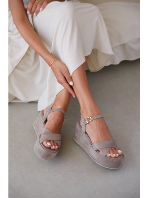 Selin Shoes Bonnie Çapraz Bantlı Bilekten Bağlamalı Gold Aksesuarlı Kadın Sandalet- Vizon Süet