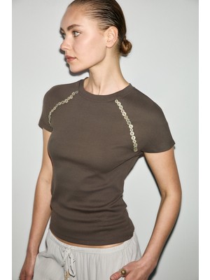 Grimelange Katena Kadın Yumuşak ve Esnek Kumaşlı Yuvarlak Yakalı Düğme Detaylı Slim Fit Kahverengi T-Shirt