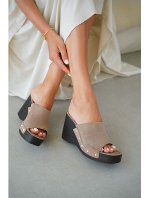Selin Shoes Tavessa Dolgu Topuk Burun Kısmı Açık Işlemeli Gold Taş Detay Kadın Terlik- Vizon Süet