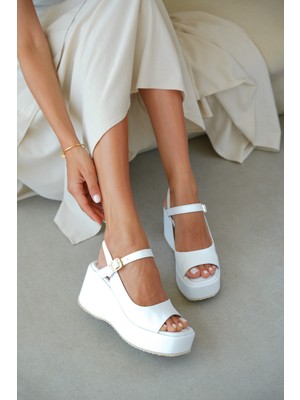 Selin Shoes Verita Hakiki Deri Önden Açık Bilekten Bağlamalı Arka Kısmı Lastikli Dolgu Topuk Kadın Sandalet- Beyaz